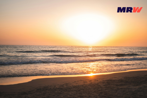 mrw_es's tweet photo. [BLOG MRW] 10 destinos donde escaparte este verano☀️🌄

Te escapas este verano a la playa o a la montaña? Conoce 10 destinos ideales de la Península Ibérica donde disfrutar de tus vacaciones🧳

Lee más en:
🔗 https://t.co/GuJWK1AgSl https://t.co/gX7Yhb1iNw