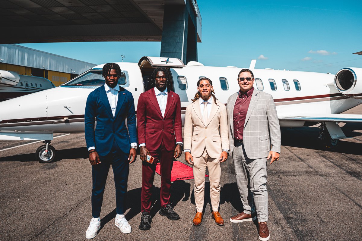 HailStateFB's tweet photo. Touchdown in Tampa 🌴

#HailState || #SECMD26 https://t.co/nyZXKUdlNp