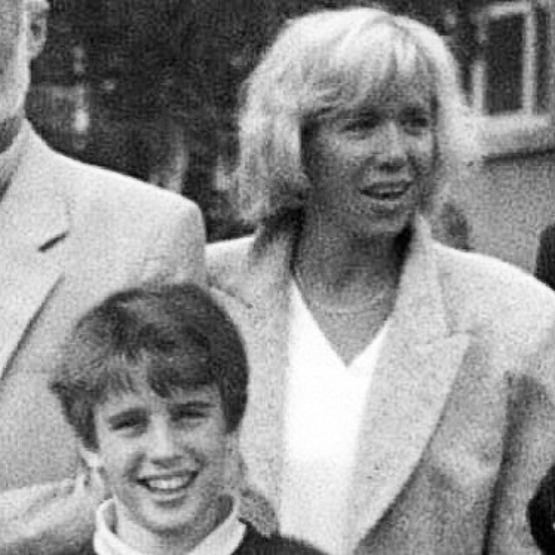 LobservateurLi2's tweet photo. Ce survivant d'une relation controversée dès l'adolescence aux mains de son enseignante d'âge mûr, devenu fabuleusement président de la République et de surcroît époux de l'atypique blonde, se charge maintenant de protéger les enfants des pédophiles et autres pervers sur les réseaux, en imposant une vérification générale de l'âge.