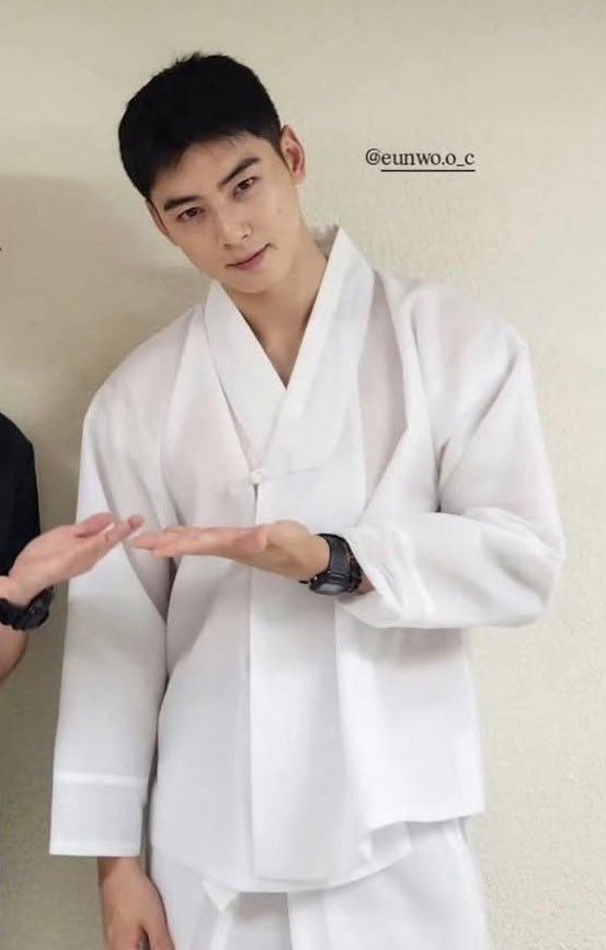 ChaEunwooINTL's tweet photo. 📸 Cha Eunwoo with his fellow member of the Ministry of National Defense Military Band

#CHAEUNWOO #차은우 #이동민
#チャウヌ #车银优 #ชาอึนอู #車銀優 https://t.co/aLOurbM9kO