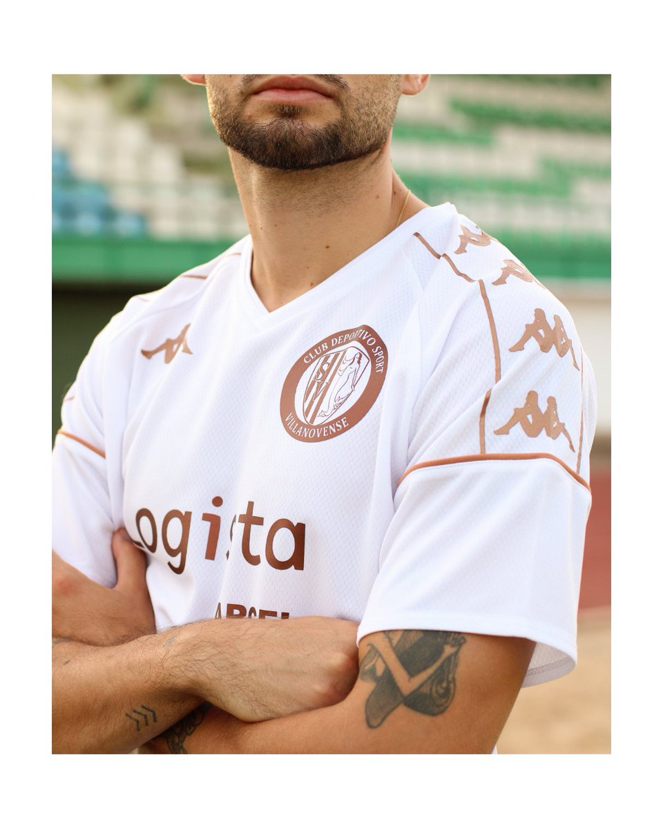 Cdsvillanovense's tweet photo. Nuestra primera equipación; blanco para soñar, cobre para creer. 🤍

La ilusión de un nuevo comienzo y el carácter con el que recorreremos este nuevo camino. https://t.co/hebw88OsYB