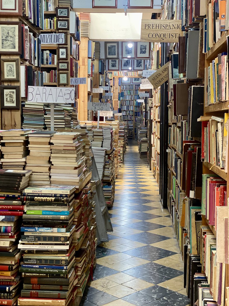 _MonicaRamirezA's tweet photo. La exploración urbana también se vive entre estanterías y no hay nada como descubrir una librería de viejo, los libros de segunda mano tienen un encanto difícil de igualar. 

Como bien dice mi estimado maestro el Dr. Carlos Haefner, “De tanto que uno lo habla construye realidad.” https://t.co/ECzyen7jlJ