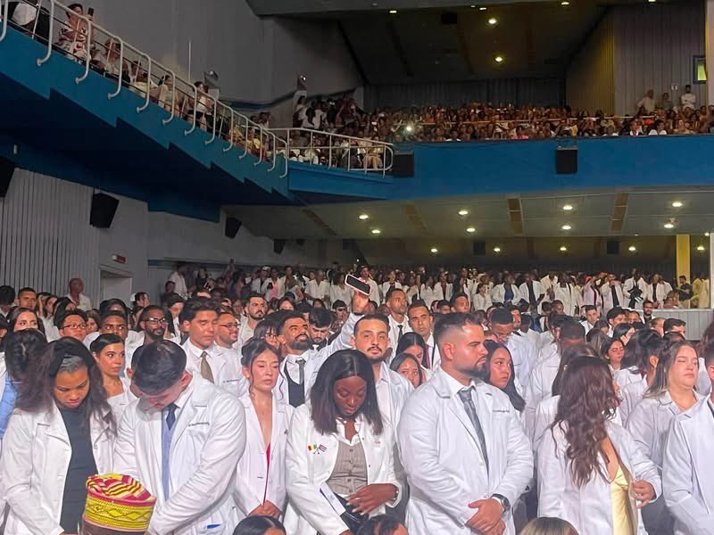 _TereFelipe_'s tweet photo. Mientras Israel comete un genoc¡dio en Gaza y Estados Unidos lo comete en Cuba… Mi país🇨🇺 acaba de graduar de la Universidad de Ciencias Médicas de La Habana, a estudiantes de 71 naciones. Dentro de ellos destacan 53 médicos palestinos que culminan exitosamente su programa de estudio en la Mayor de las Antillas. 

Cuba es la esperanza del mundo ❤️