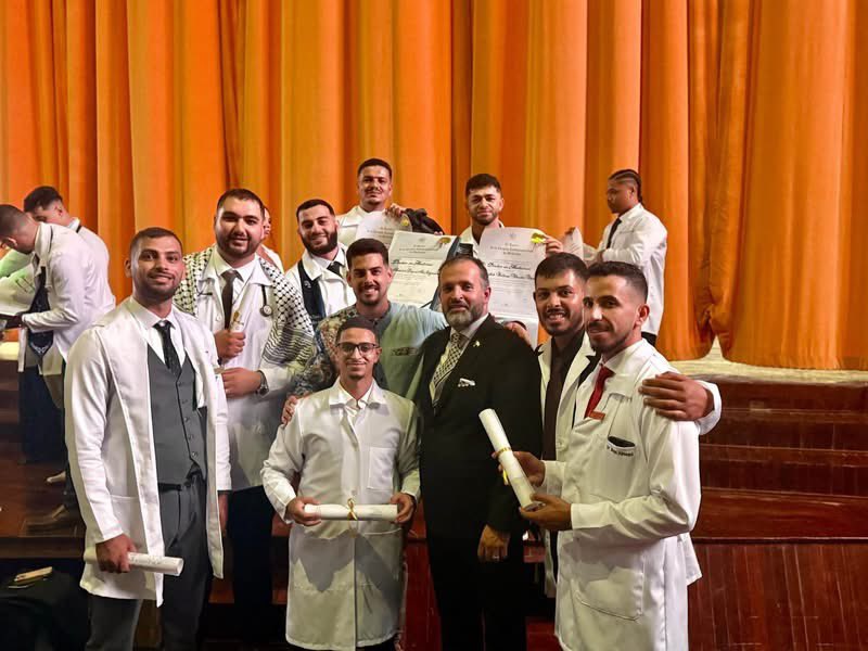 _TereFelipe_'s tweet photo. Mientras Israel comete un genoc¡dio en Gaza y Estados Unidos lo comete en Cuba… Mi país🇨🇺 acaba de graduar de la Universidad de Ciencias Médicas de La Habana, a estudiantes de 71 naciones. Dentro de ellos destacan 53 médicos palestinos que culminan exitosamente su programa de estudio en la Mayor de las Antillas. 

Cuba es la esperanza del mundo ❤️