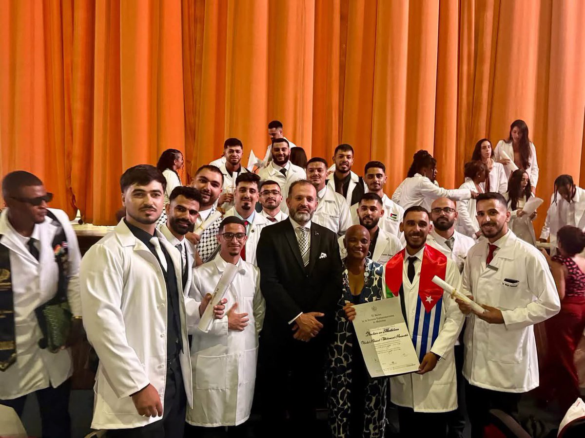 _TereFelipe_'s tweet photo. Mientras Israel comete un genoc¡dio en Gaza y Estados Unidos lo comete en Cuba… Mi país🇨🇺 acaba de graduar de la Universidad de Ciencias Médicas de La Habana, a estudiantes de 71 naciones. Dentro de ellos destacan 53 médicos palestinos que culminan exitosamente su programa de estudio en la Mayor de las Antillas. 

Cuba es la esperanza del mundo ❤️