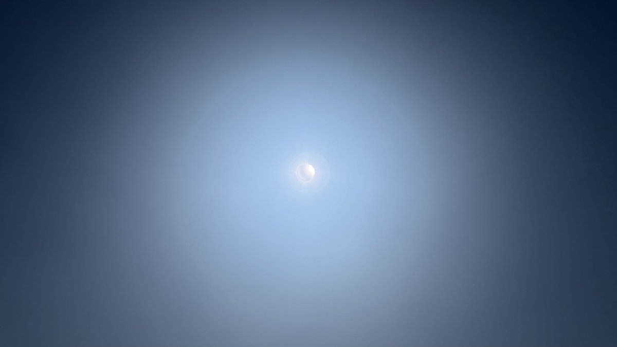 nabe19740427's tweet photo. 皆さん、こんばんは、今朝の大分県豊後高田市は、薄雲など目立ちますが、青空が広がって、綺麗なオレンジ色の朝日と朝焼けでした🌄😆その後は、空全体霞んだ空で、雲が目立ちますが、陽射しが届いて、青空が広がっていました🌞😆昼間の体感はムシッと暑い陽気でした😵💦夕方ごろには、雲の多い空ですが、青空が見えて、綺麗なオレンジ色の夕陽と夕焼けでした🌄😆明日の大分県豊後高田市は、晴れ☀️の予報です(^^)写真の1枚目は、午前5時50分ごろの空で、2枚目は、午前11時13分ごろの空で、3枚目は、19時15分ごろの空です(^^)＃大分県豊後高田市