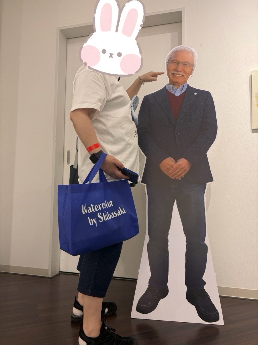 Trumpet_bell_up's tweet photo. 柴崎先生の個展に行ってきました
かなり迷ったけどプレミアムチケットで
人生初のファンレターを持って
幸せでした
等身大パネルと撮影したのに…トリックアートみたいにw
ほんとにこれ等身大？？ww
 #柴崎春通　先生 https://t.co/2K0xTjjgs9