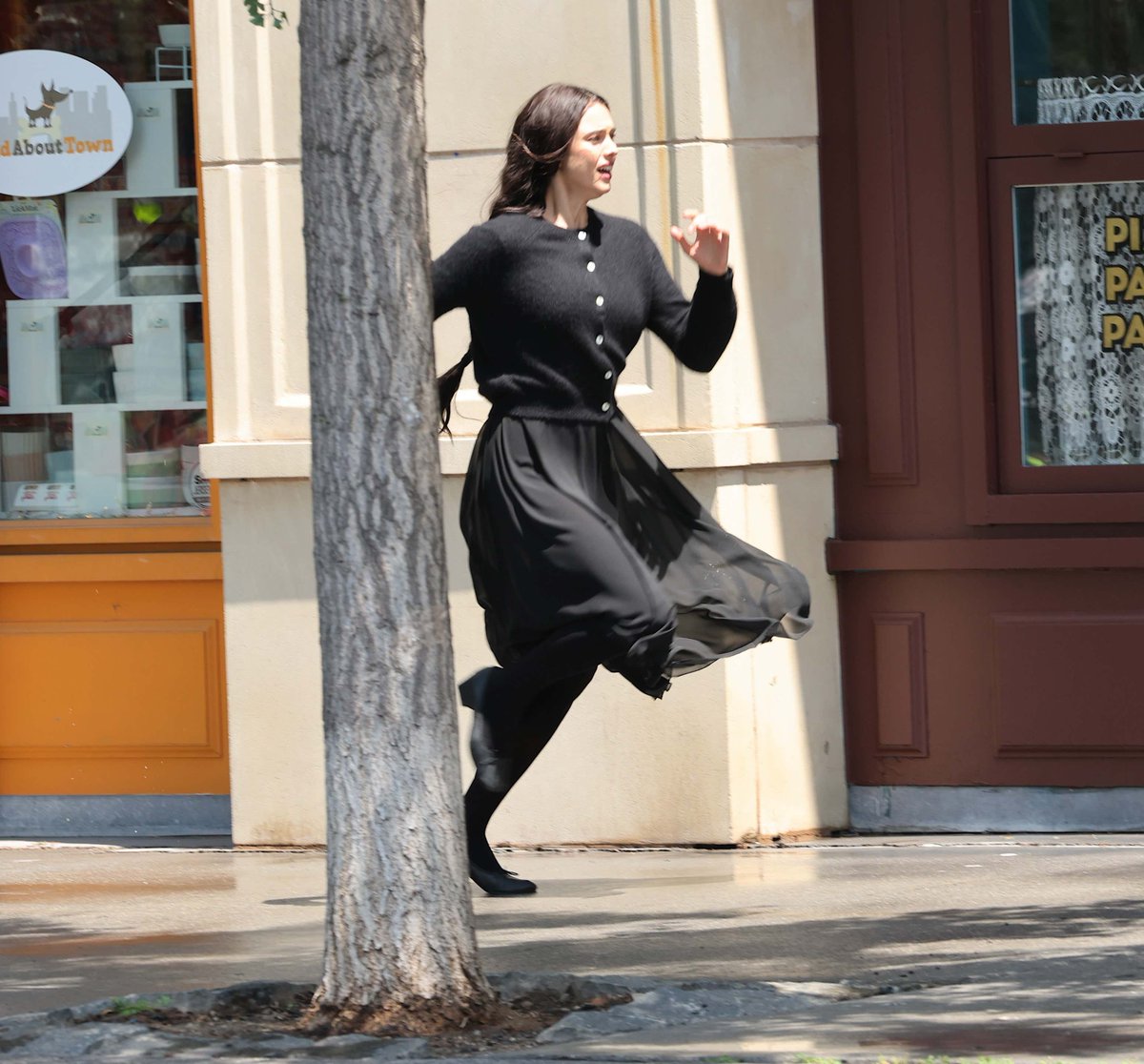 ChicksInTheOff's tweet photo. Margaret Qualley was seen for the first time since news spread of her and Jack Antonoff's split on the set of 'Possession' in Jersey City, NJ https://t.co/fqScG3atYt