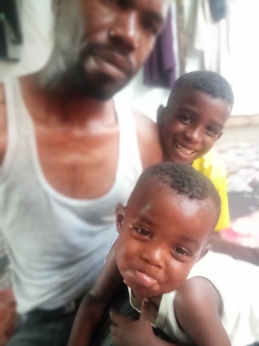 FatthAbdul58663's tweet photo. The heat in the tent has become unbearable, and our children are suffering every day. 💔
Please have mercy on the children. By working together, we can provide a suitable tent or a fan to alleviate the intense heat. #HaveMercyOnUs 🙏
https://t.co/ZIX7DCx0aE https://t.co/VqBVyPLvoD