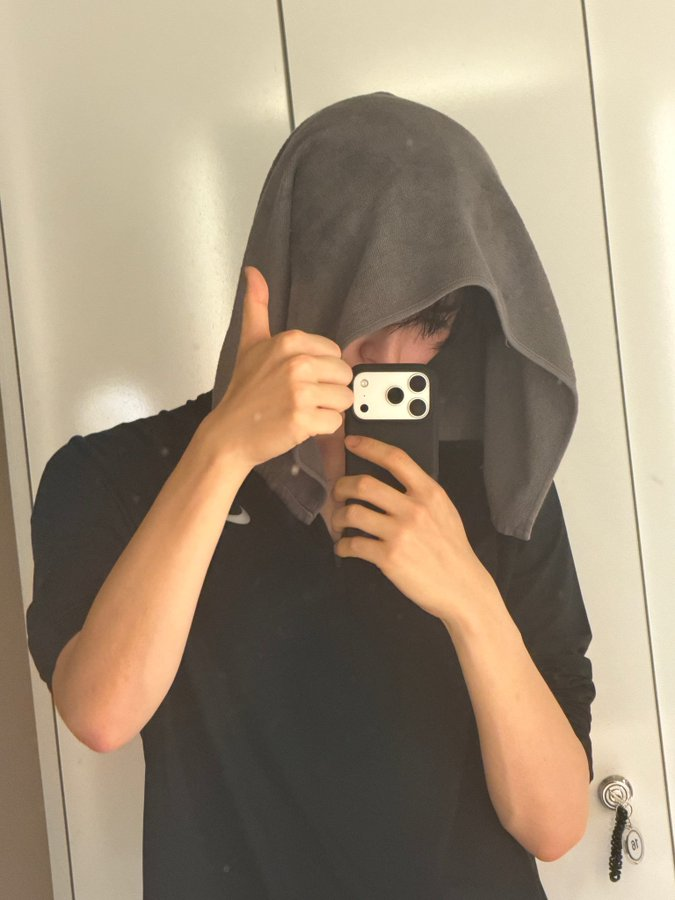 HanbinsShines's tweet photo. Saya udah mandi ya. (ngabarin) https://t.co/R2B9PeR4aO