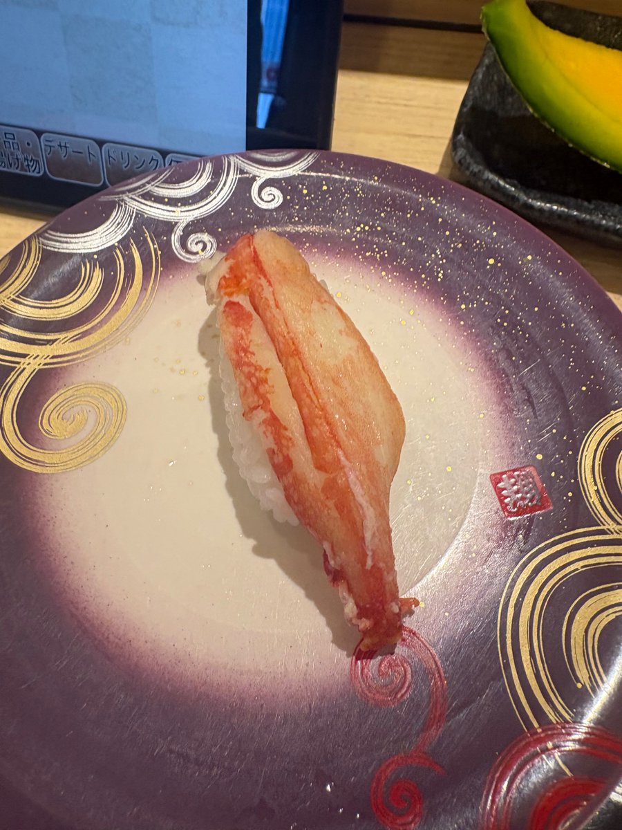 isshi_rin's tweet photo. 出張ダイエット296日目
昨日と比べて+0.1kg
🍚 今日のお昼:チャーシュー麺&amp;お寿司
🚶‍♂️ 歩数:5,100歩
体重：98.3kg→98.4kg

朝10時にラーメン食べて、生姜が良かった🍜
14時くらいにお腹空いて、お寿司🍣
夕張メロンもあった🍈
明日は新潟へ🌾

#出張ダイエット
#蜂屋
#営業の日常 https://t.co/LOdIMcoNwI