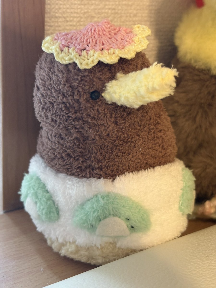 azumi__asakura8's tweet photo. 最近はぬい活……というにはささやかなのかもしれないけれど、ぬいを持ち歩いて写真を撮るのが好きなので、ぬいちゃん用小物を作るのにはまってます🥰

小さいからさくさく編めるのも楽しいですねー！

やよいおりのぬいちゃんに幼稚園帽とか被せてみたい…🤭

もしゆきまこのぬいちゃんが出たとしたら、おそろいのヘッドドレスを編みたい🤭💕

#あずみのあみもの　#あみもの初心者　#ぬい活