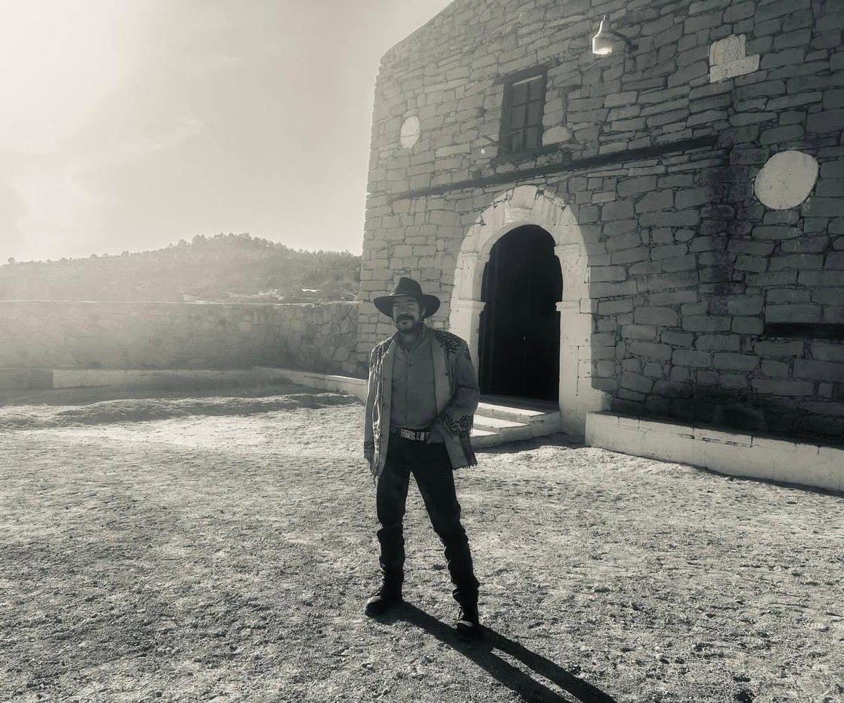 LectorHistoria's tweet photo. LA MISIÓN
He hablado de las guerras de exterminio en el septentrión de la Nueva España para refutar a los que las niegan, que pintan el colonialismo como un paraíso y difunden el odio racista contra mexicas y mayas, pero asomémonos a otra faceta.
El imperio español no tenía intenciones de exterminio, aunque exterminó a naciones que no aceptaron la fe católica ni la reducción al sedentarismo. Pero hablemos de una institución que hoy muchos condenan, juzgándola desde la comodidad del presente: la misión.
Las misiones fueron instituciones de frontera. Su misión central era llevar la fe a los paganos (entendamos que se creía sinceramente que había una forma religión y una única manera de ser salvos, y se buscaba salvar a los indígenas), conseguido lo cual, cesaba su función. Pero como instituciones de frontera formaban parte del sistema de defensa del Imperio.
Idealmente funcionaban así: cuando mediante la guerra y la negociación se conseguía que un conjunto de nómadas aceptaran asentarse, se le asignaban a dos o más misioneros rigurosamente formados (en las fronteras del norte generalmente franciscanos o jesuitas), se establecían en vegas fértiles, se les entregaba durante los primeros años ganado, semillas, aperos de labranza y otros elementos clave de la vida sedentaria, y los misioneros, además de evangelizar, guiaban la conversión de los guerreros nómadas en agricultores sedentarios, y los protegían de los mineros y hacendados siempre necesitados de mano de obra esclava. Los indios conversos se convertían en un pueblo libre, autosuficiente, que extendía la frontera. aunque suene extraño, la política colonial española intentaba velar por la vida de los nativos y «civilizarlos», de modo que si faltaban españoles, eran los propios indígenas quienes podían colonizar la frontera. Una vez consolidado el pueblo, se secularizaba y los misioneros partían a nuevas fronteras.
El edificio de la misión (el templo y pequeño convento adjunto) servía de defensa para el misionero y su grey, y para los colonos cercanos contra los ataques de los nómadas.
Si los entendemos como hombres de su tiempo, los primeros misioneros en Mesoamérica, como Motolinía y Sahagún, y los de los siglos siguientes en el norte, como fray Junípero Serra o el padre Kino, fueron hombres ejemplares, generosos, abnegados y humanistas. Y los hubo por centenares.