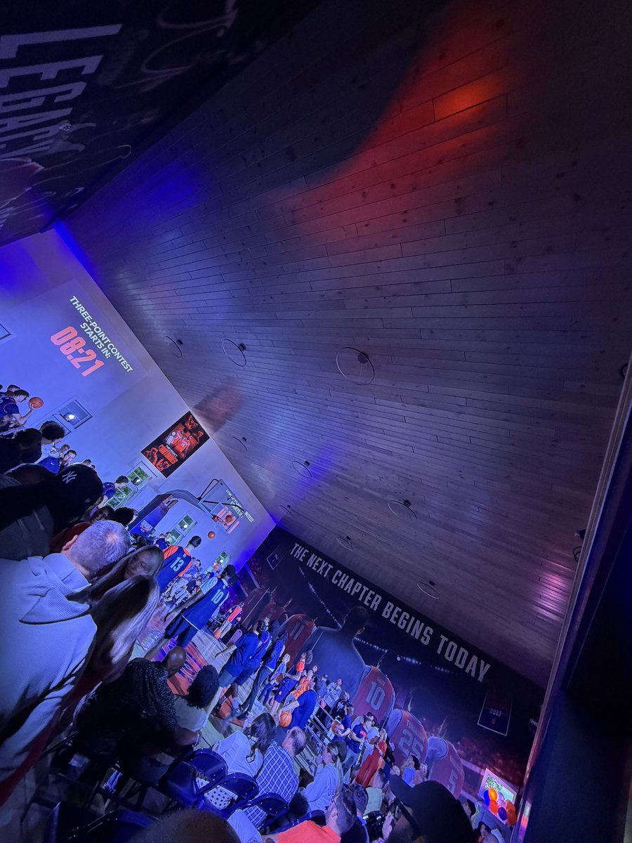 JakeMarsh18's tweet photo. Incredible night celebrating the past, present, and future of Syracuse basketball at the Summer Slam event. 

Thank you to @Cuse athletics for the invite. The future of Orange basketball is bright! https://t.co/ap6jfHuevN