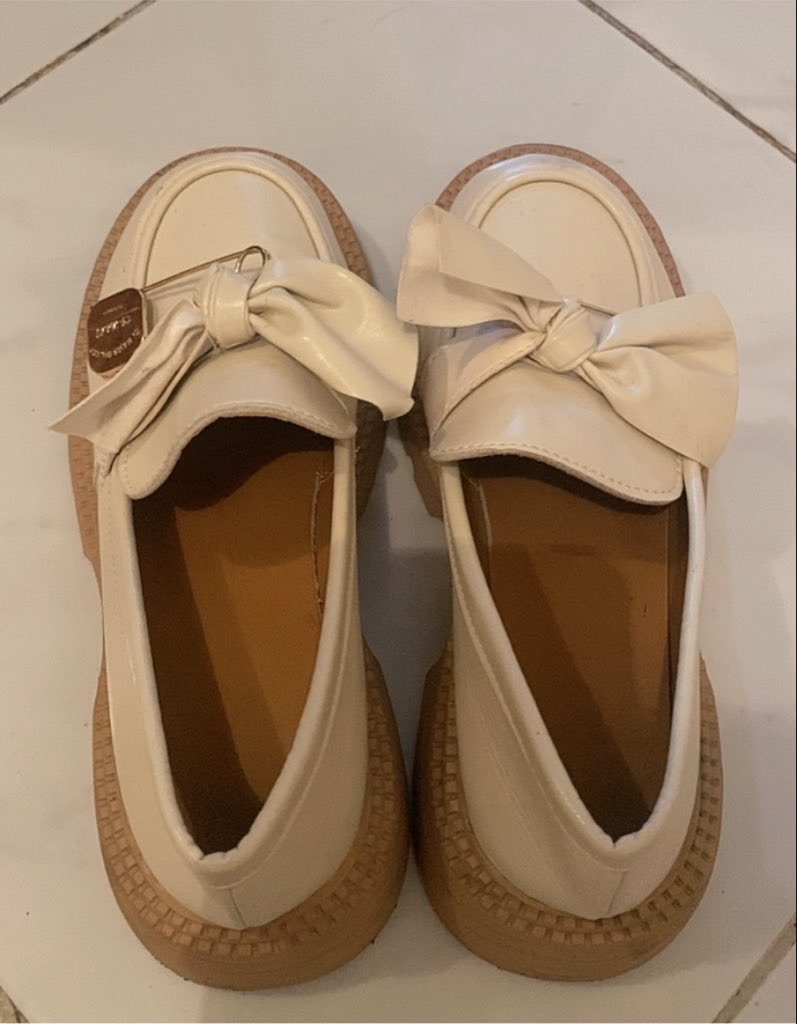 carmenips's tweet photo. wts sepatu sendal / flatshoes

 ▪️ uk 36 | insole 23.5cm
 ▪️ 70k 
 ▪️good condi bgt cuman dipake sekali doang buat buken
 ▪️ sol empuk + bahan bagus
 ▪️ avail 🍊 exc adm / splitpay https://t.co/jtRbwHkJrb