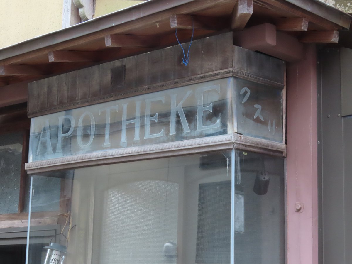 APOTHEKEって薬局のドイツ語表記だ！ 地方都市にドイツ語表記の店舗が