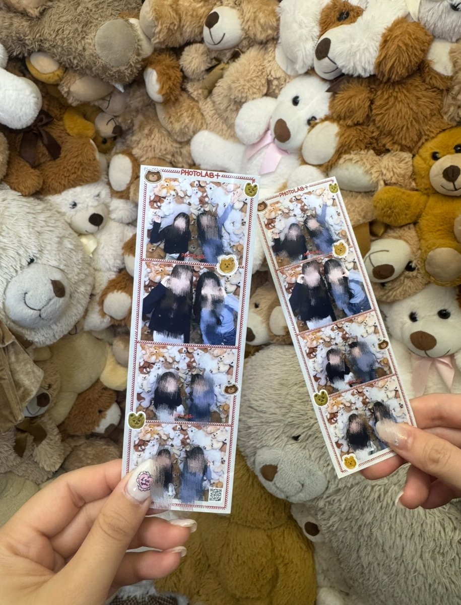 millirammi's tweet photo. 後ろにめっちゃクマが敷き詰められてる新沙のプリが可愛すぎて韓国行くたびに毎回撮ってるんだけど、いつ行っても人っ子1人いないから潰れないか心配 https://t.co/Qjh7Bpzrvb
