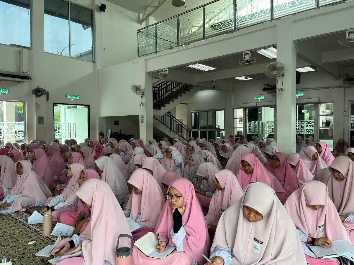 sbiyayasanmsu's tweet photo. Solat bukan sekadar melafazkan bacaan, tetapi memahami setiap lafaz yang diucapkan kepada Allah. 

Melalui slot PPIM, pelajar mempelajari, menulis dan menghafal makna bacaan dalam solat agar setiap ibadah yang didirikan lebih khusyuk, dihayati dan memberi kesan kepada kehidupan. https://t.co/UguciQN55h