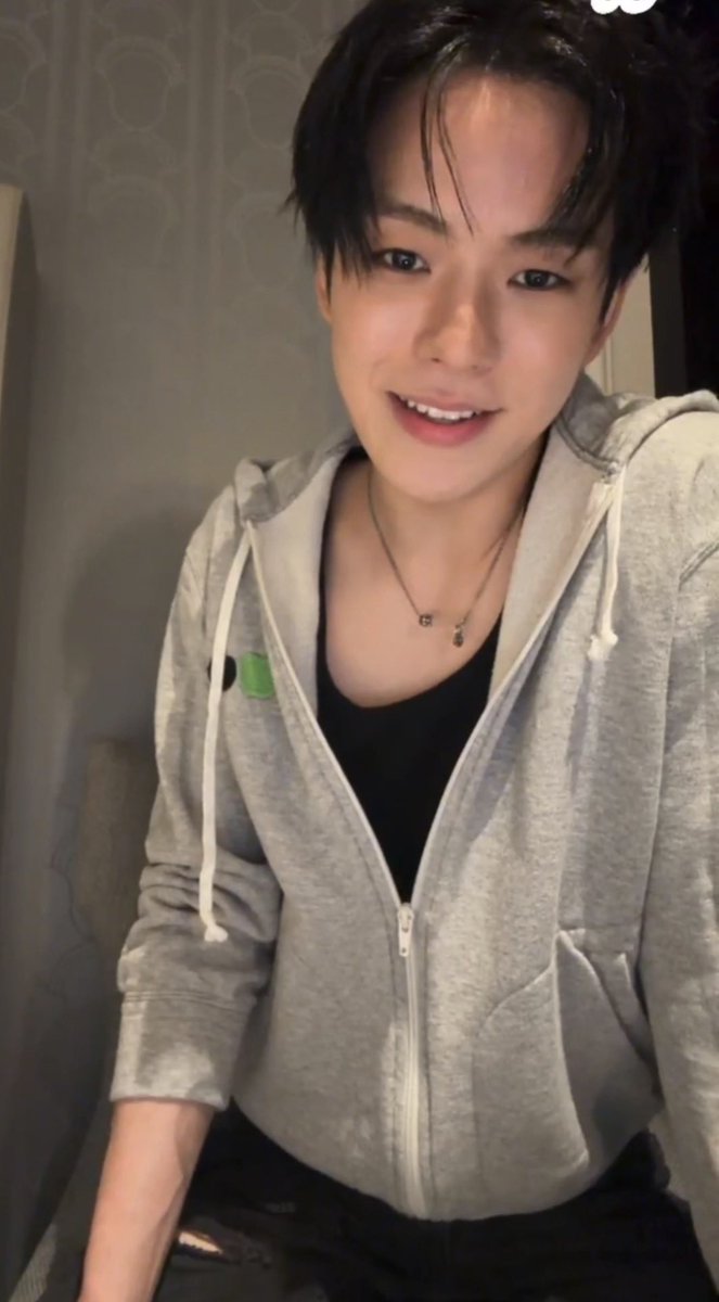 rurubysahi's tweet photo. ฮือออ ช็อตนี้ฉันกรี้ดเลย เล่นกับใจเกินไปแจย้อก ยิ้มนี้มานหล่อจริงๆ นี่อายุ 25 นะเนี่ย โหๆๆ 🥹🥹🥹🥹🥹🥹🥹🥹🥹🥹 https://t.co/3lTsCHz6BD