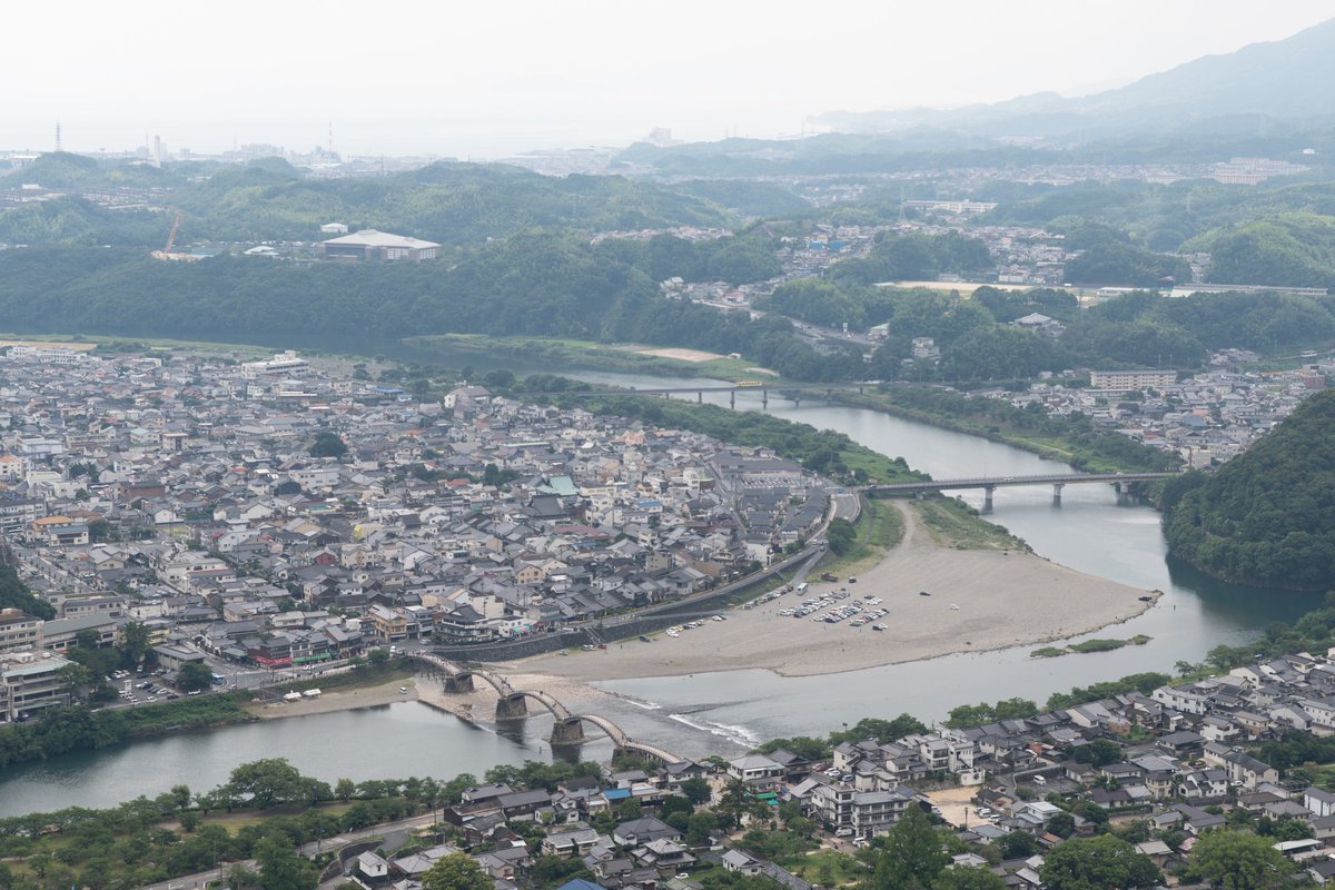 chiossonecurry's tweet photo. 山口県岩国市・錦帯橋 / 岩国城(2026.7.19)

青春18きっぷ旅
錦帯橋と岩国城の再建天守と元の天守台、そして天守閣からの眺め
ちょうど錦川鉄道の列車が鉄橋を渡ってるところ https://t.co/XP0N4D61uP