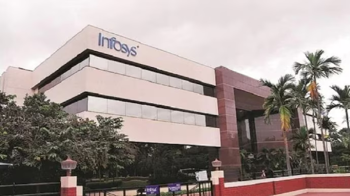 IndiaToday's tweet photo. #Infosys to roll out salary hikes from October, hire 20,000 freshers

Read more:
https://t.co/sxqdvKzCVA

#SalaryHikes #Freshers https://t.co/317e6GQV7i