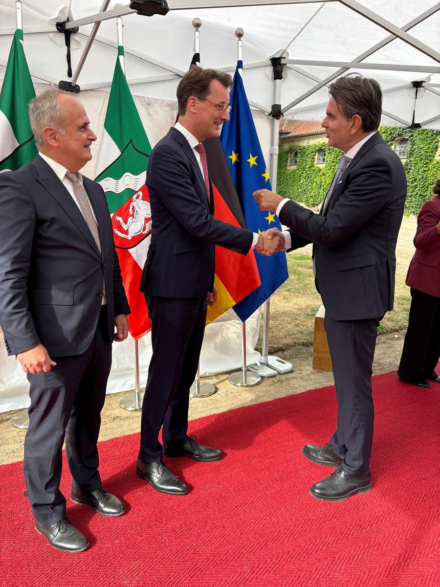 KroBotschaft's tweet photo. Botschafter @BakotaGordan traf @n_liminski, @landnrw und Ralf #Stoffels, Präsident der #IHK-NRW zum Austausch über die Vertiefung der poltischen und wirtschaftlichen Beziehungen zwischen 🇭🇷 und #NRW. Den Abschluss bildete der Empfang von @HendrikWuest für das Konsularische Korps. https://t.co/MbzIR7Rc17