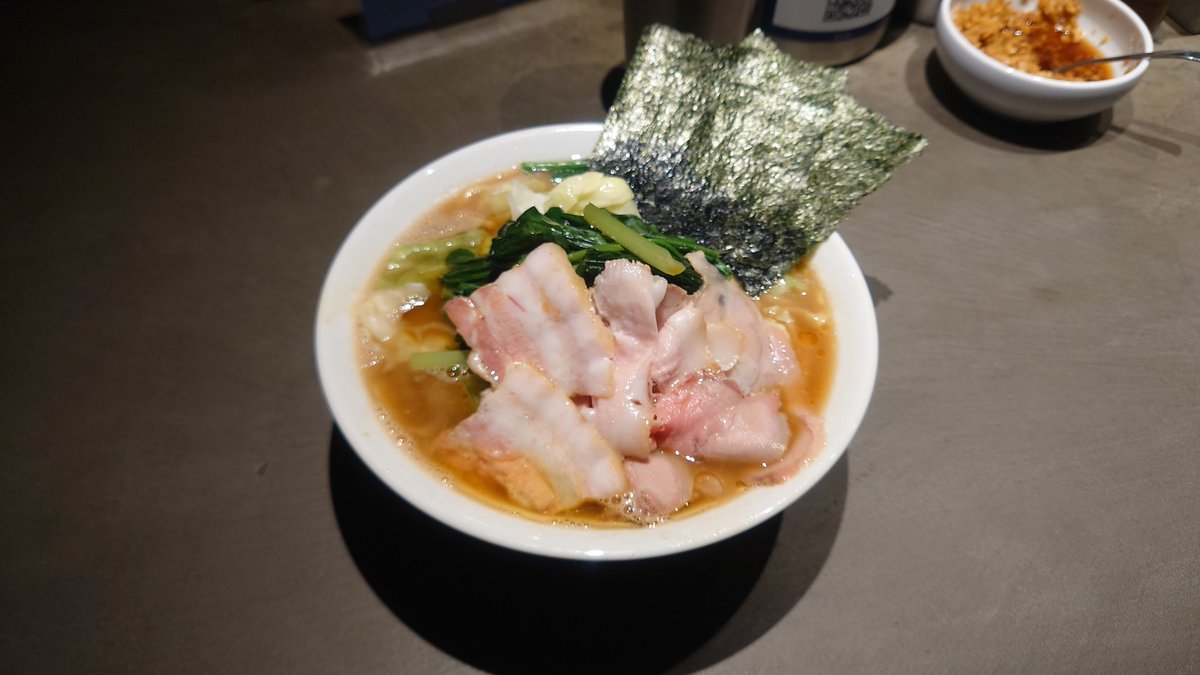 Joh33070471's tweet photo. 蒼武家
天城黒豚の熟成豚骨家系(キャベツ、小松菜ほうれん草)+ライス
#蒼武家 #RAMENICHI #らーめん #ラーメン #天城黒豚の熟成豚骨 #家系 #家系ラーメン #熟成豚骨 #豚骨 #キャベツ #小松菜ほうれん草 #家系スープサラダ #さらさら #豚の出汁 https://t.co/JgEJexbqgl