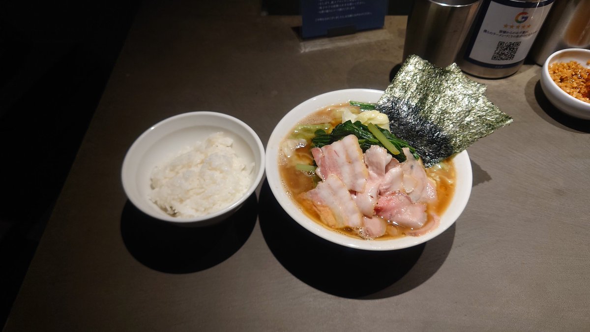 Joh33070471's tweet photo. 蒼武家
天城黒豚の熟成豚骨家系(キャベツ、小松菜ほうれん草)+ライス
#蒼武家 #RAMENICHI #らーめん #ラーメン #天城黒豚の熟成豚骨 #家系 #家系ラーメン #熟成豚骨 #豚骨 #キャベツ #小松菜ほうれん草 #家系スープサラダ #さらさら #豚の出汁 https://t.co/JgEJexbqgl