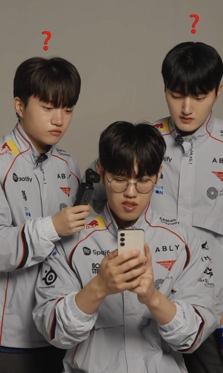 ikspaced's tweet photo. minseokie has two modes:
dutiful son and judging sibling 😂🤍 https://t.co/rzxppNrHro