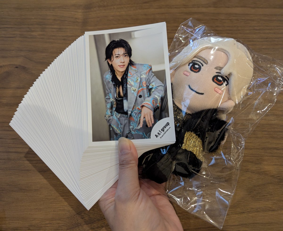paselyyyy's tweet photo. 届いた届いた❤️- ̗̀📦 ̖́-❤️
誠也ぬいは2こめ
数ヶ月で販売終了しちゃうもんだから慌てて注文したわ
ついでに買ってなかった写真も(52枚)
満足☺️ https://t.co/tv3kWtGGbu