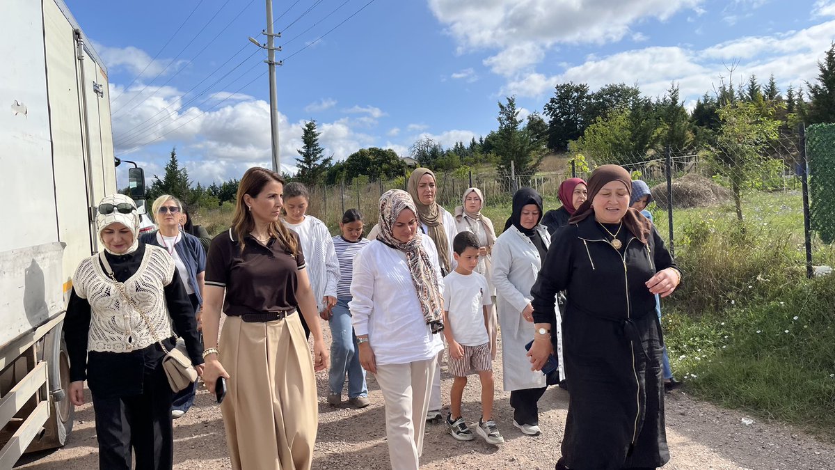 akkadinizmit41's tweet photo. Üreten Kadının Yanındayız

İlçe Kadın Kolları Başkanımız Pınar Atabay, yönetim kurulu üyelerimiz ve Kocaeli Büyükşehir Belediyesi Kadın ve Aile Hizmetleri Dairesi Başkanımız Dr. Negehan Malkoç ile birlikte, Ne Yaparım Tarım Çilek ve Mantar Organik Üretim Alanını ziyaret ettik.

Organik Üretim Alanı sahibi Gülcemal Arıcan’ın öncülüğünde üretimin her aşamasını yerinde inceleyerek emekçi kadınlarımızın azmine ve başarı hikâyelerine tanıklık ettik. Toprağın bereketini alın teriyle buluşturan kadınlarımızla bir araya gelerek hem üretim süreçleri hakkında bilgi aldık hem de samimi sohbetler gerçekleştirdik.

Yönetim kurulu üyelerimiz, üreticilerimizin kendi emekleriyle yetiştirdiği ürünlerden alışveriş yaparak kadın girişimciliğine destek verdi.

Kadın emeğinin güçlendiği, üretimin değer bulduğu her çalışmanın yanında olmaya; üreten, ürettikçe güçlenen kadınlarımızı desteklemeye devam edeceğiz.

Emek veren tüm kadınlarımıza bereketli, bol kazançlı ve hayırlı bir üretim sezonu diliyoruz.

@tugbaisikercan 
@yyaseminozdemir