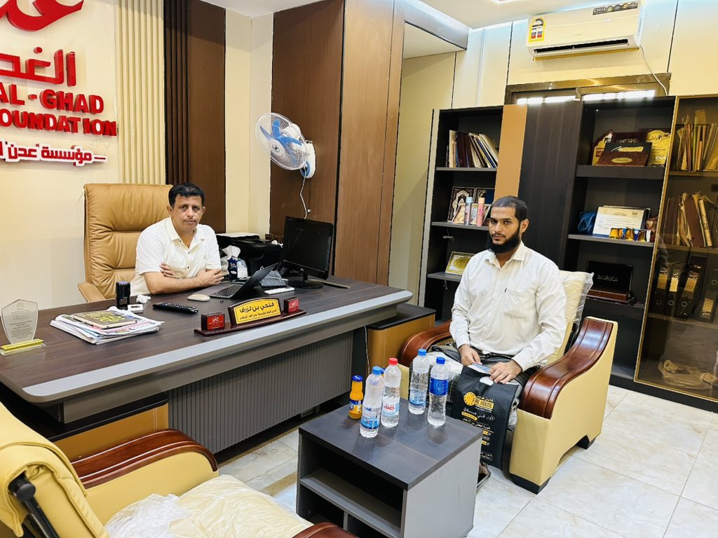 fathibnlazrq's tweet photo. هذا الشخص لا أعرفه، ويشهد الله أنني حتى اللحظة لا أعرف من أي محافظة يمنية هو.
جاءني قبل يومين وطرق باب مكتبي، وقال لي: «أبحث عن عمل، والظروف كما ترى، وأنا متزوج وعندي أطفال، ومكان العمل الذي وجدته يطلب ضمانة تجارية، والتجأت إليك».
سألته: أين مقر العمل؟ قال: «بنك القطيبي أو مجموعته، والعمل في الحراسة الأمنية».
قلت له: اتصل لنسألهم إذا كانوا يقبلون ضمانة مؤسسة «عدن الغد»، ولديها سجل تجاري.
اتصلنا بهم، وكانوا نعم الملجأ ونعم البيت التجاري، فوافقوا. واليوم جاء بورقة، وختمنا له الورقة، وانطلق، وفتح الله له باب رزق جديدًا.
استأذنته أن ألتقط معه صورة، وأن أكتب عن الأمر من باب إشاعة فعل الخير ودفع الناس إليه، فوافق.
أرجوكم، ساعدوا الناس؛ ظروفهم صعبة، وبقدر ما تستطيعون، عاونوا الناس في قضاء حوائجهم.
فتحي بن لزرق