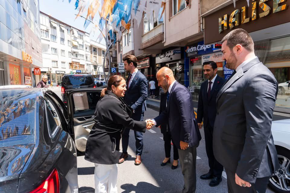 huseyin_oylmz's tweet photo. Aile ve Sosyal Hizmetler Bakan Yardımcımız Sayın Sevim Sayım Madak’ı AK Parti Yalova İl Başkanlığımızda ağırladık.
Teşkilatımızla sosyal hizmetler projelerini istişare ettik. Nazik ziyareti için teşekkür eder, hayırlara vesile olmasını dileriz https://t.co/Brk2OB8iOr