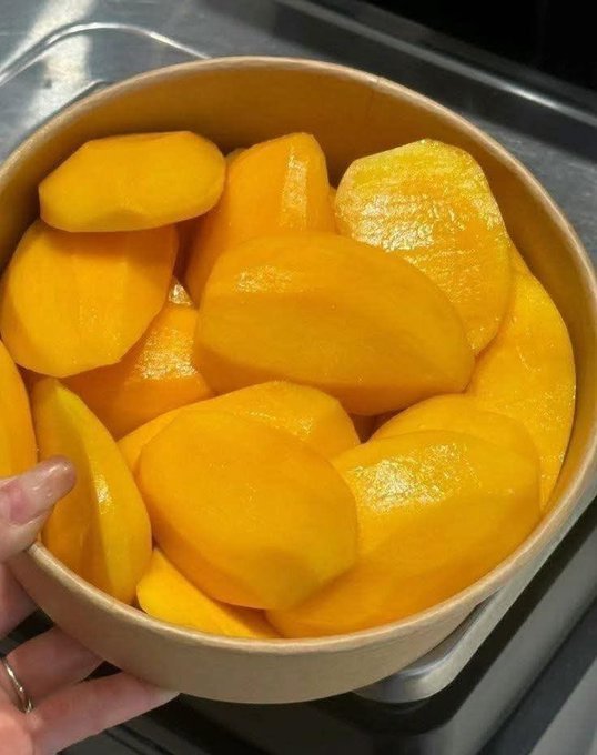 cuteonlyvibes's tweet photo. Mango or Watermelon ?? https://t.co/C4RwiG93pn