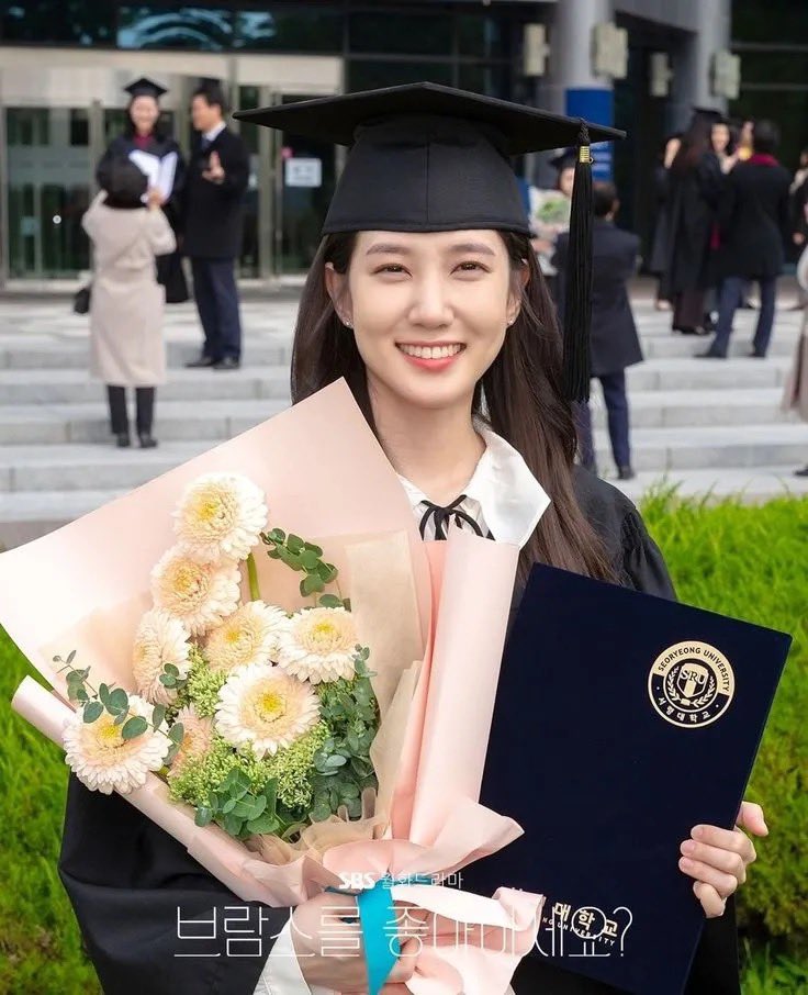 hangoreum's tweet photo. Papa sama mamanya Iris waktu masih muda. Sama sama dapat beasiswa kuliah di Vienna, papanya jurusan Music Conducting and Composing, mamanya jurusan Piano.

Yang udah nonton do you like Brahms pasti tau timid dan pendiemnya Iris turunan dari mana wkwk https://t.co/d8bK9dniL9