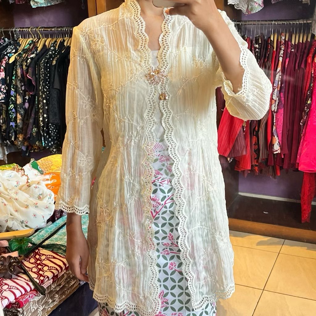 floridashcam's tweet photo. Memank betul ya jangan iseng buka toko shopee ini kalo lagi niat hemat.

Aku cuma cari satu kebaya buat kondangan... eh malah nemu toko yang isinya bagus SEMUA. Scroll dikit wishlist nambah, scroll lagi makin pengen checkout😭🤍 https://t.co/sa0tcIQuFC