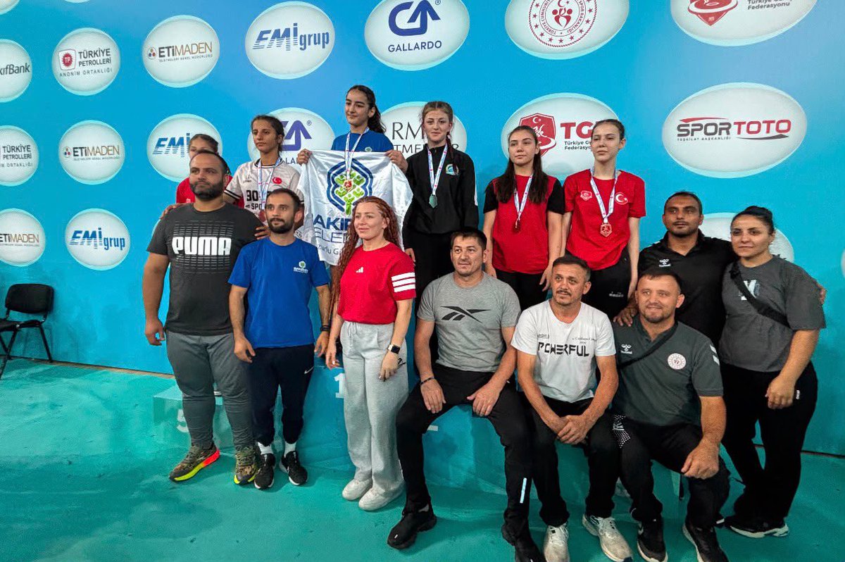 GSB_Afyon's tweet photo. Afyonkarahisar’a Güreşte Madalya Yağmuru

Türkiye Güreş Federasyonu tarafından Ankara’da düzenlenen Türkiye Minikler Güreş Şampiyonası’nda mücadele eden Afyonkarahisarlı güreşçiler, elde ettikleri derecelerle önemli bir başarıya imza attı.

Şampiyonada Afyonkarahisar, 3 Türkiye şampiyonluğu elde etti. 14 Yaş kategorisinde Sporcu Eğitim Merkezi güreşçisi Ali Poyraz Yılmaz, 100 kilogram kategorisinde Türkiye Şampiyonu olurken, Minik Kadınlar kategorisinde Afyon Gençlik ve Spor Kulübü sporcusu Irmak Elekçi (14 yaş) ile Taşoluk Belediye Spor Kulübü sporcusu Belinay Sarıçiçek (11 yaş), kendi kategorilerinde Türkiye Şampiyonu olarak altın madalyanın sahibi oldu.

Şampiyonada, Afyon Gençlik ve Spor Kulübü sporcularından Sena Kızık (14 yaş) Türkiye ikincisi olurken; Hira Nur Çelik (9 yaş), Belinay Fındık (12 yaş), Elif Naz Demir (12 yaş), Sultan Deniz (14 yaş) ve Azra Kaya (9 yaş) Türkiye üçüncüsü oldu. Nisa Nur Çelik (12 yaş), Hafsa Mescioğlu (10 yaş), Fatmanur Önder (10 yaş) ve Sultan Nisa Cansaran (14 yaş) ise Türkiye beşinciliği elde etti.

Afyon Gençlik ve Spor Kulübü 14 yaş kategorisinde takım halinde Türkiye şampiyonu, 12 yaş kategorisinde ise takım halinde Türkiye üçüncüsü oldu.

Taşoluk Belediye Spor Kulübü sporcularından Büşra Alan (14 yaş) Türkiye ikincisi olurken, Emine Ayşakar (9 yaş) ile İrem Alan (12 yaş) Türkiye üçüncüsü olarak şampiyonayı tamamladı.

Evciler Spor Kulübü adına mücadele eden İrem Soydemir, 14 yaş 50 kilogram kategorisinde Türkiye beşincisi olurken, Yağmur Berra Yıldız ise 11 yaş 54 kilogram kategorisinde Türkiye beşinciliği elde etti.

Şampiyonada dereceye girerek Afyonkarahisar’ı başarıyla temsil eden tüm sporcularımızı ve antrenörleri Neslihan Erdoğan, Hakan Erdoğan, Şakir Bozkurt, Mehmet Ali Daylak, Cihan Urhan, Yakup Yağcı, Mehmet Yüksel ve Abdullah Ayçiçek’i tebrik eder, başarılarının devamını dileriz.

@oa_bak @gencliksporbak