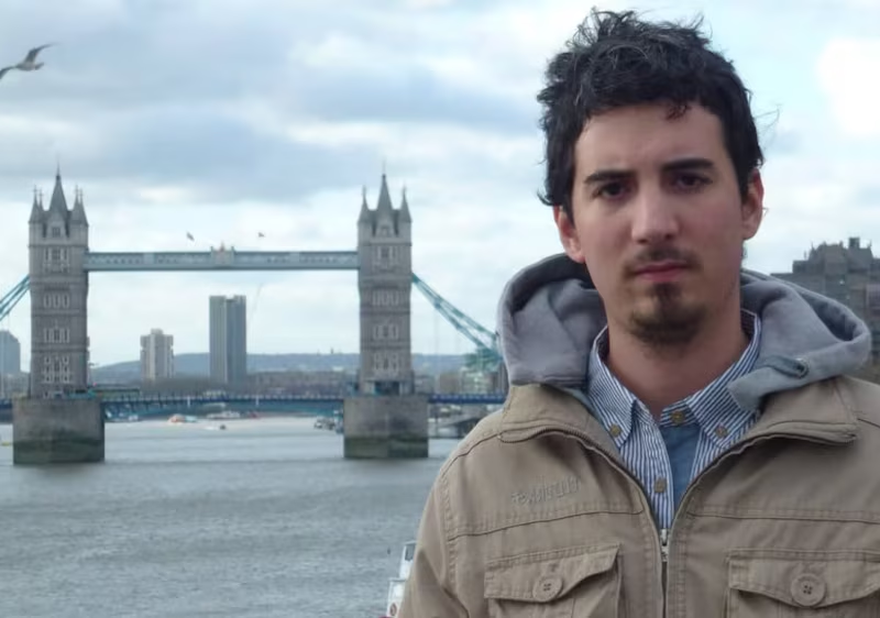 Hechosanderecho's tweet photo. #Madrid  
🔴Un ingeniero español mató a un colega argentino y se suicidó: estaba convencido de que era amante de su esposa  

Facundo Rico tenía 37 años y vivía en España desde hace una década. Conocía a su atacante, de 65 años. Éste le acertó 18 puñaladas, creyendo que tenía un amorío con su mujer. Esto no está confirmado.
Acorralado por las evidencias, el principal acusado se quitó la vida
🔗La historia completa, en nuestro portal 
https://t.co/BZ6eUtmsFR