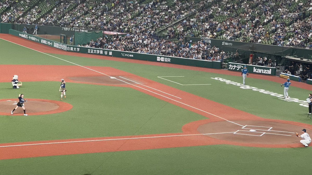 LemonLovebird's tweet photo. あらぬ方向に投球してあーーーってなってるちぃちゃんほんとに可愛かった🧡笑
おぜちぃ知らない妹と一緒に行ったんだけど「可愛い！歌上手い！」って言ってた😏
新庄と稀哲見れたの嬉しかったし、25年ぶりに見た西口が爽やかイケメンから渋いイケおじに変わっててそれに一番びっくりした。 https://t.co/JagMyL05RK