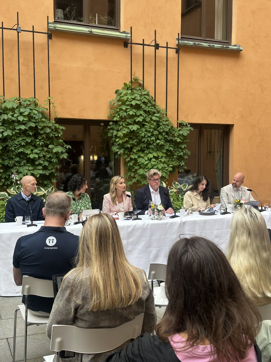 BuschEbba's tweet photo. Vid dagens pressfika efter regeringssammanträdet inledde jag med SvD:s rapportering om att skjutningarna störtdyker i Sverige. I gängens egna chattar skriver de ”Vi är klara i Sverige”. Jag avslöjade även vad som står i mina chattar med Gunnar Strömmer och övriga kollegor. Där står det ”Bra jobbat men vi är inte klara med gängen”. De kriminella vill inte ha fyra år till med den här regeringen. Ytterligare ett starkt skäl för fyra år till med den här regeringen.