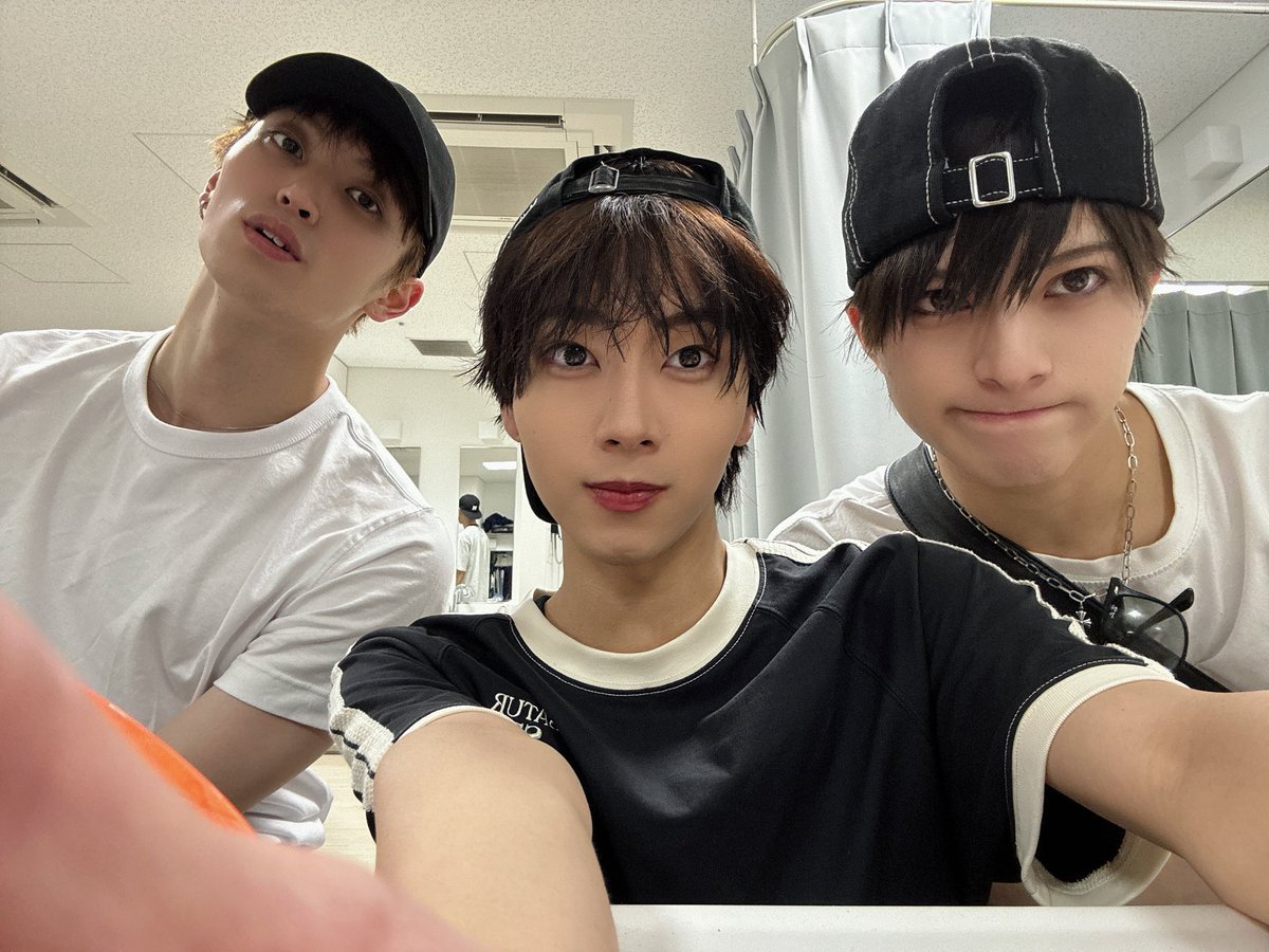 __itsuki0916's tweet photo. テニミュ大阪公演

本日もありがとうございました！！

今日はともちんとゆうだいと📸

お世話してもらったりお世話したりしてます🫰

 #テニミュ
 #海堂薫 https://t.co/OOoDG88rQq