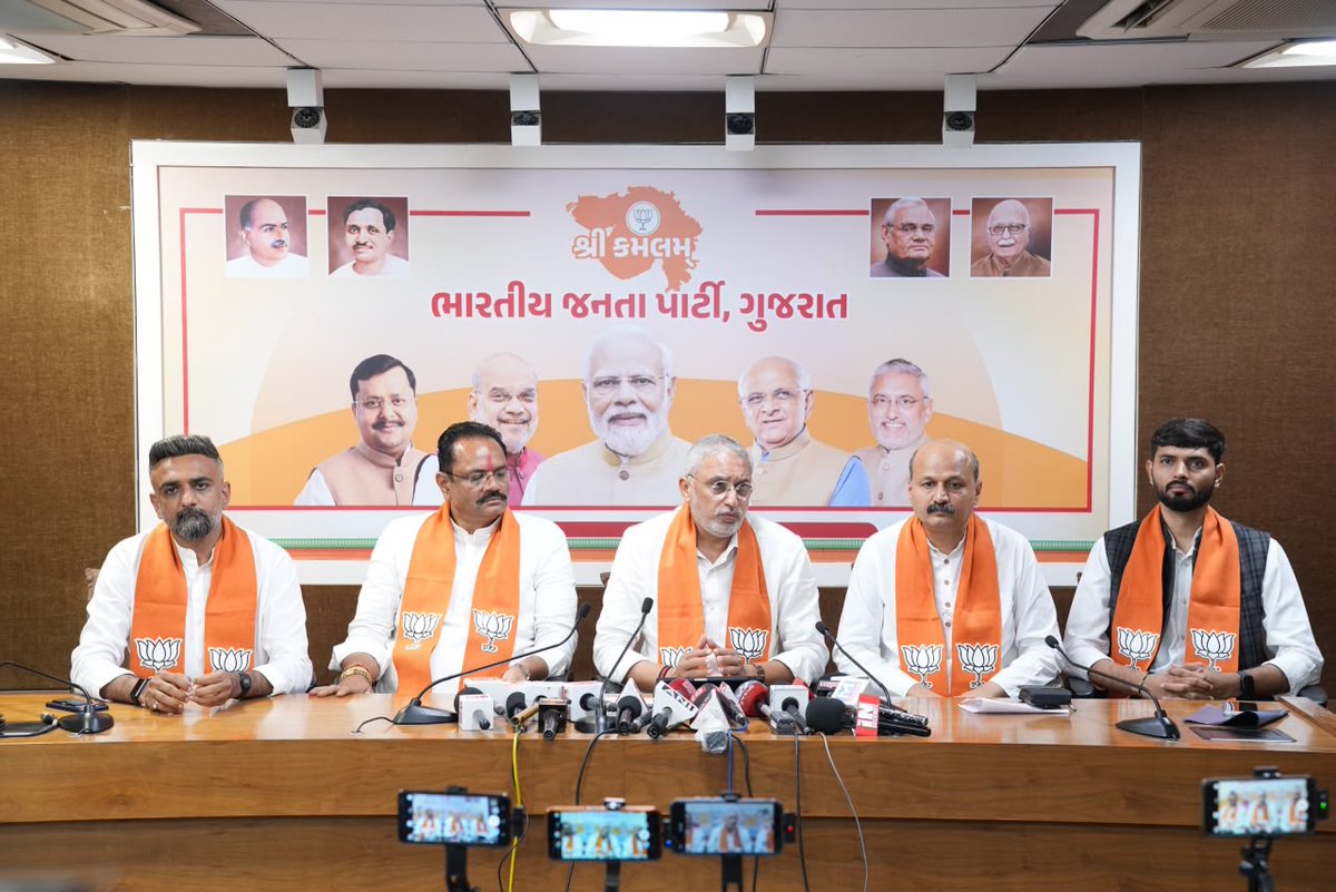 iJagdishBJP's tweet photo. રાહુલ ગાંધી અને કોંગ્રેસ વિદ્યાર્થીઓના નામે પોતાના રાજકીય રોટલા શેકીને દેશમાં અરાજકતા ફેલાવવાનું નિકૃષ્ટ કામ કરી રહ્યા છે. પરંતુ દેશની જાગૃત જનતા કોંગ્રેસની આ દેશવિરોધી અને વિભાજનકારી માનસિકતાને બરાબર ઓળખે છે.

આજે આ જ સંદર્ભે પ્રદેશ કાર્યાલય 'શ્રી કમલમ્' ખાતે પત્રકાર પરિષદને સંબોધિત કરી.