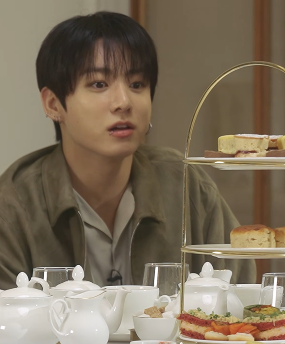 gojostarcandy's tweet photo. all of them wanting to give jungkook the special part of the cake without even glancing at him is crazy cos this was him looking at the cake https://t.co/g9K66dNMlD