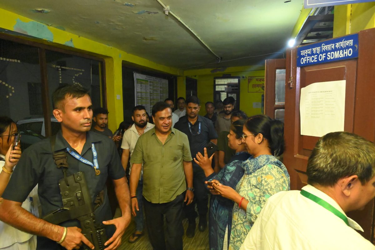 himantabiswa's tweet photo. Our doctors and healthcare staff are doing an exceptional job in these testing times to take care of the people.

I met them to express my gratitude for their efforts.

#AssamFloods https://t.co/FBYZISLAL1