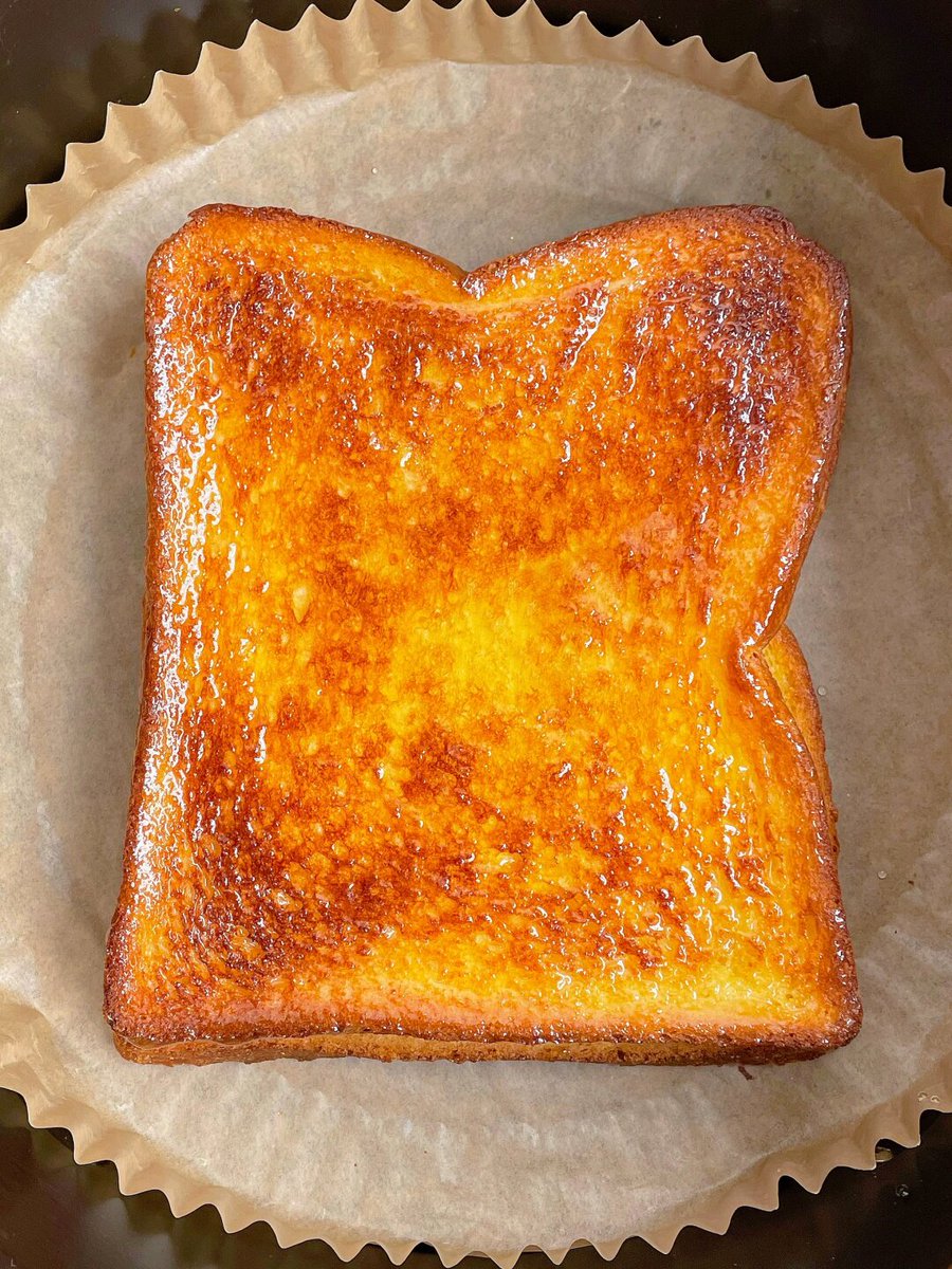 MarisaAgenija's tweet photo. Just pulled the first batch of crispy honey butter toast straight from the oven—crunchy outside, soft inside, and that sweet butter scent’s been filling my whole small apartment! https://t.co/UchCqwHSsk