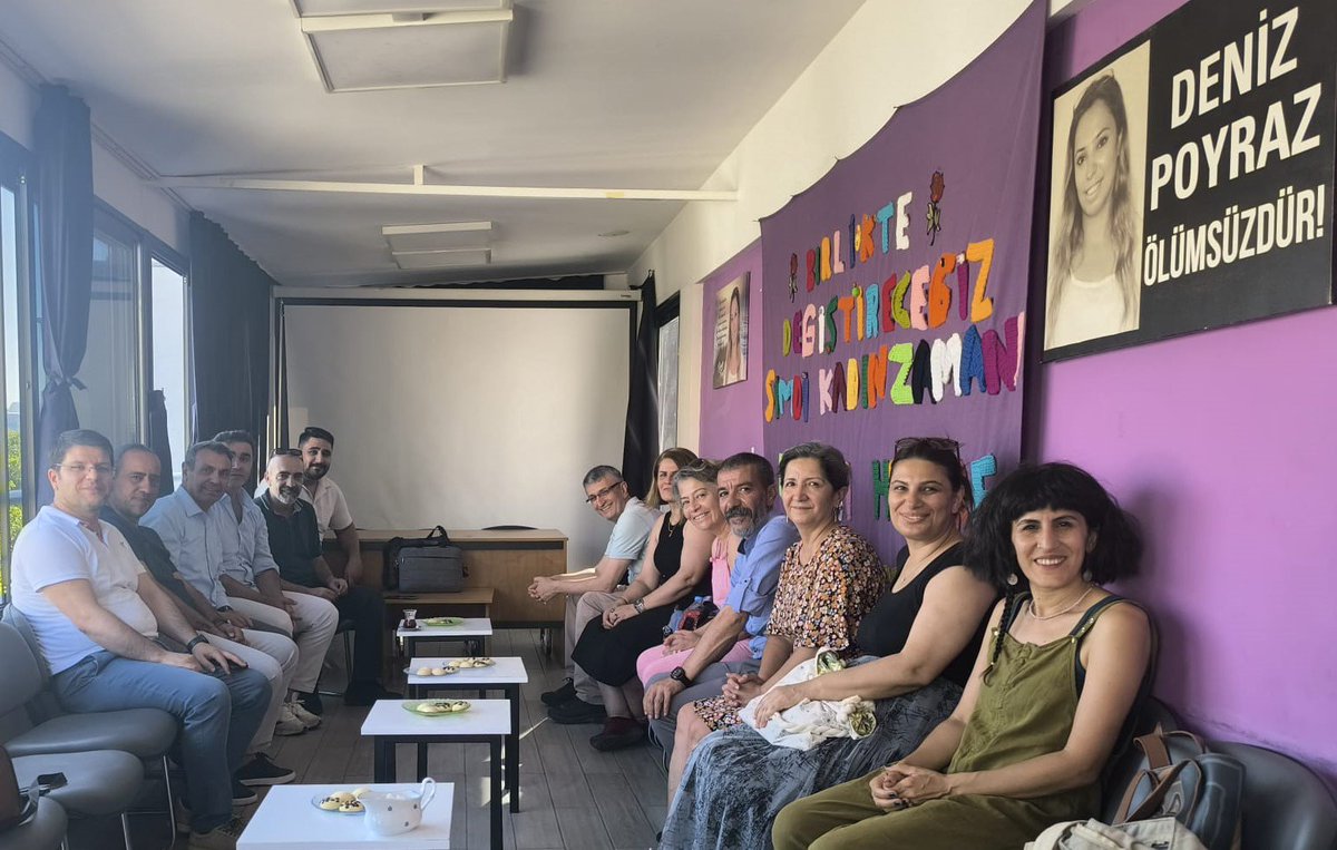 DEMankara's tweet photo. KESK MYK ile bağlı sendikaların merkez/şube YK üyeleri DEM Parti Ankara İl Örgütünü ziyaret etti; İl eş başkanlarımıza ve YK üyelerine başarı diledi. Siyasal süreç, barış ve demokratik toplum inşasının değerlendirildiği ziyaretlerinden dolayı teşekkür ederiz.
@KESK1995 https://t.co/msALYDsTUI