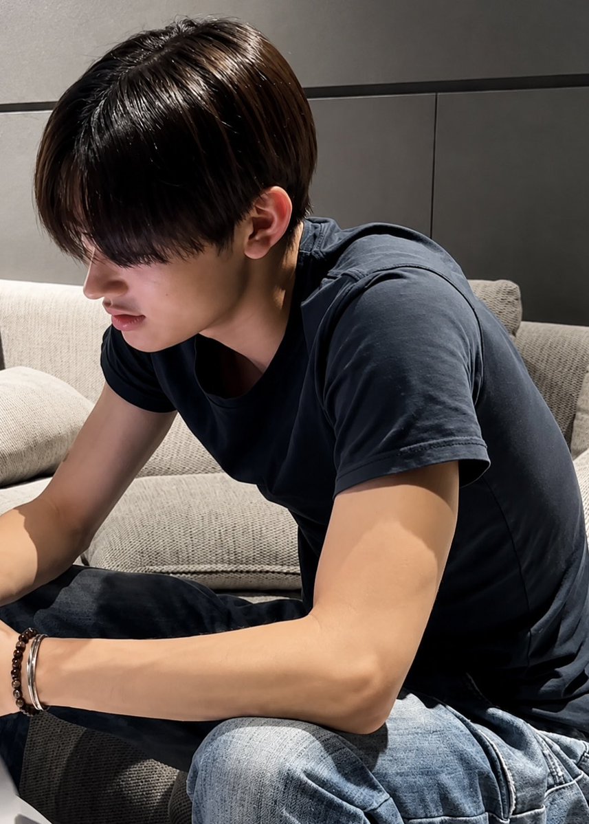 coertisify's tweet photo. OMFG SEONGHYEON WITH BASIC OUTFIT AND THAT DAMN BRACELETS https://t.co/09WmauBF9x