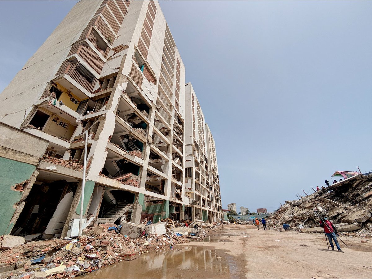 ArmandoInfo's tweet photo. En 2016, ya concluido el decreto presidencial de emergencia, se continuaron entregando  apartamentos en la Opppe 26, entonces en la torre L. Le correspondió al exgobernador de Vargas, Jorge García Carneiro, dar entrega de  46 viviendas en el urbanismo de Caraballeda
📌https://t.co/JmnxOR5fd4
