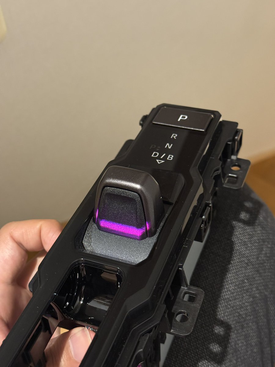 rayray4AR's tweet photo. RAV4のシフトイルミを製作中です。
派手さはないですが、シンプルにカッコよくて実用性良いです。
きっとレクサスでもいけるはず。 https://t.co/hNdT8Um008