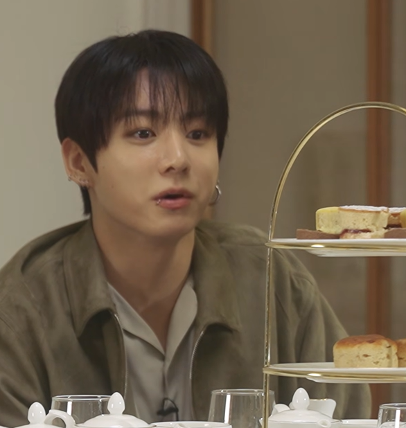 gojostarcandy's tweet photo. all of them wanting to give jungkook the special part of the cake without even glancing at him is crazy cos this was him looking at the cake https://t.co/g9K66dNMlD